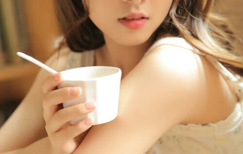 怀孕初期肚子超级饿到想吐，正常吗？如何应对？